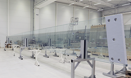 The glass fins with length up to 15.9m have been produced in Gersthofen. ©sedak