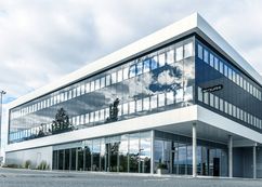 Elegantes Anwendungsbeispiel von sedak gsp: Die schwarze Glasfassade eines Büro- und Werksgebäudes.  ©Brucha/ Jean van Lülik