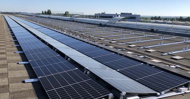 Photovoltaik-Anlage auf dem Dach der sedak-Produktionshalle in Gersthofen. ©sedak