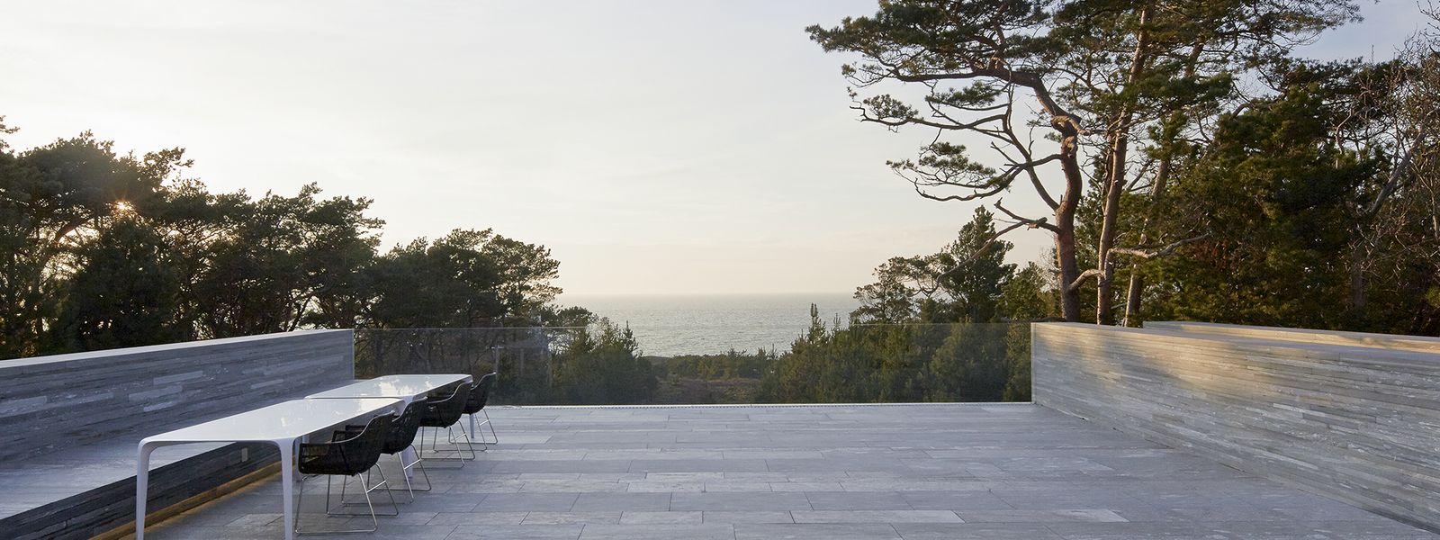 Ein Glaslaminat als Terrassenabschluss ermöglicht einen unverstellten Ausblick auf das Meer.
