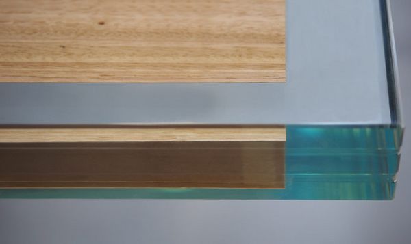 Fassadenscheibe mit exakt parallel liegende Holzfurnier-Streifen. ©sedak
