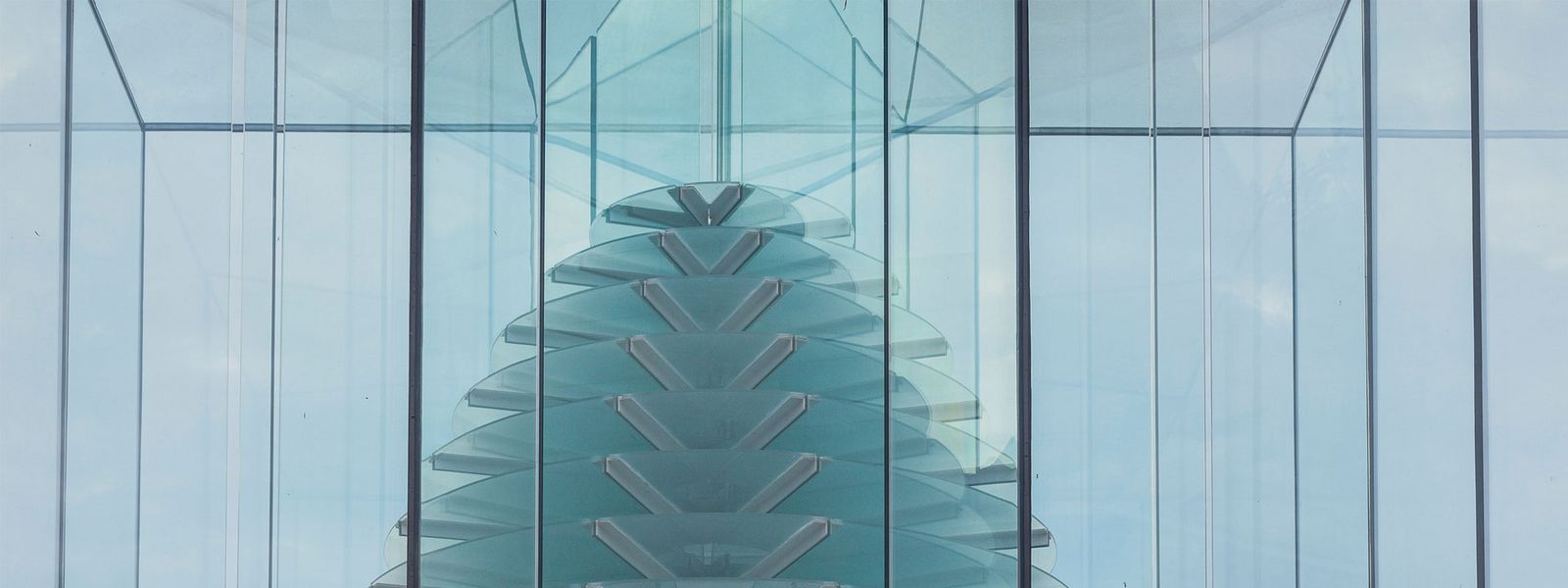 Das 12m hohe Glas-Kunstwerk als Hommage an Constantin Brâncuși. ©Andrei Pandele