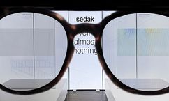 Anisotropies can be made visible using a polarizing filter. On the left, sedak tempered+ without visible anisotropies; on the right, anisotropies in conventional thermally tempered glass.
