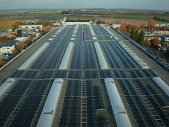 sedak erweitert die Photovoltaik-Anlage auf seinen Hallen: Der jährliche Ertrag liegt jetzt bei rund 1,7 Mio. kWh. ©sedak