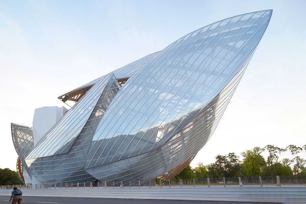 Gebogenes Glas bildet die Gebäudehülle der Fondation Louis Vuitton in Paris. © Hufton+Crow