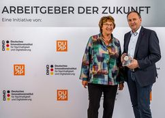 Schirmherrin der „Deutschen Unternehmer Plattform“ Brigitte Zypries, Bundeswirtschaftsministerin (BWM) a. D, übergab den Preis persönlich an sedak Geschäftsführer Bernhard Veh. ©Offenblende/Cathrin