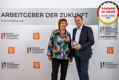 Brigitte Zypries, Bundeswirtschaftsministerin (BWM) a. D und Schirmherrin der „Deutschen Unterneh-mer Plattform“ übergab den Preis persönlich an sedak Geschäftsführer Bernhard Veh. ©Offenblende/Cathrin