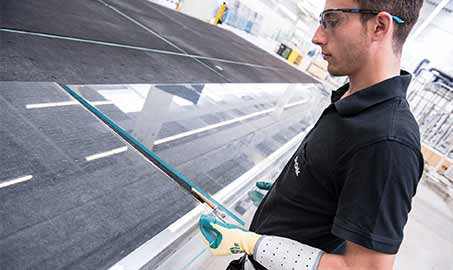 Ausbildung Flachglasmechaniker_Glas zuschneiden