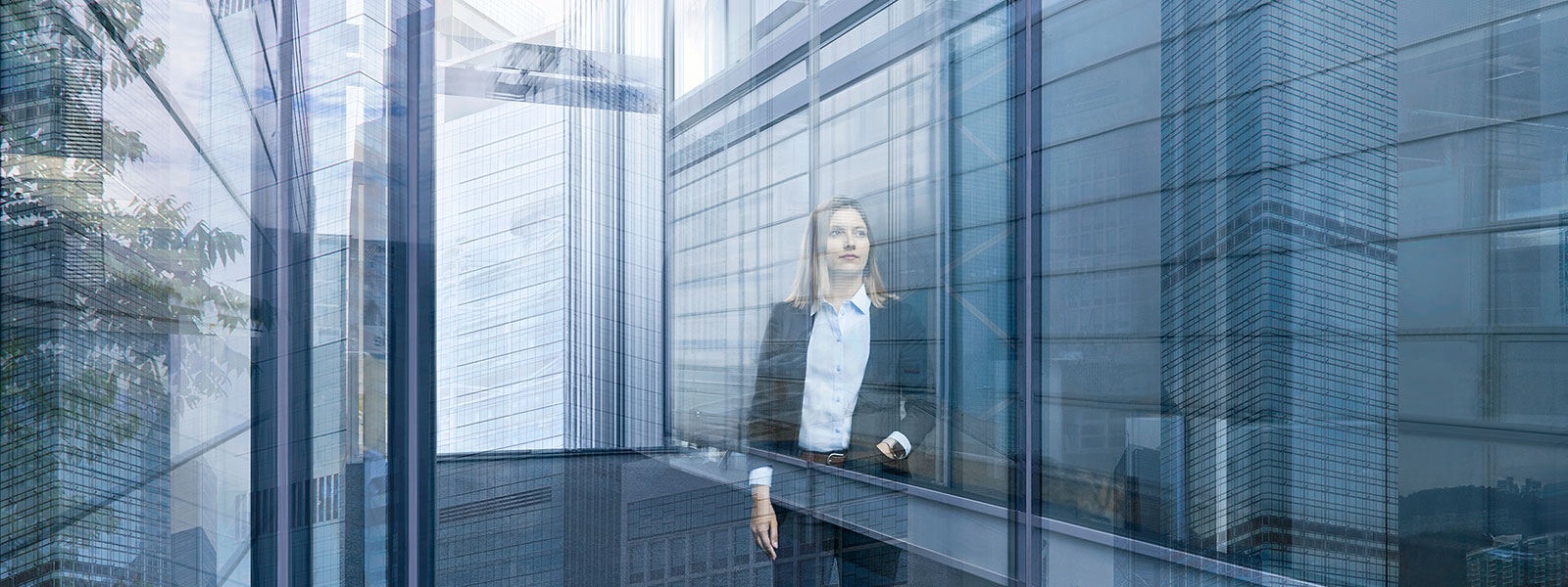 woman behind sedak bullet resistant glass ©sedak