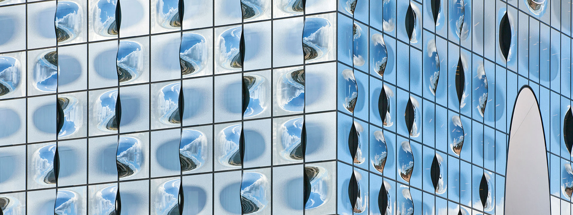 Fassadenglas der Elbphilharmonie ©Oliver Heissner